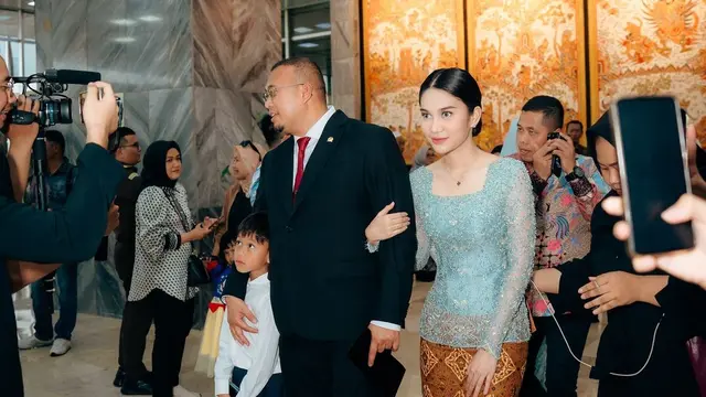 Tampilan Fresh Azizah Salsha di Pelantikan Anggota DPR, Pakai Kebaya Biru Aqua Sambil Jinjing Heels Rp18jutaan