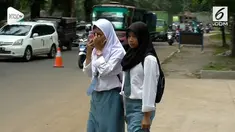 Seorang pelajar menangis saat terkena razia kendaraan bermotor. Ia pun bersembunyi di dadlam sebuah warteg.