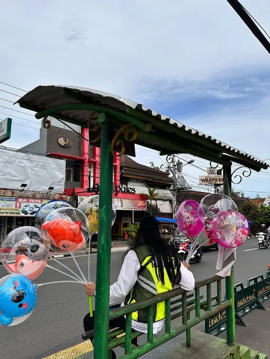 Selain itu, dua jam juga baru laku dua balon. "2 jam jualan, ga ada yg ngenalin disini. Siapa yg bisa dapetin Rejeki Dadakan dari Net Tv #Baru laku 2 balon," tulis Baim sebagai keterangan foto yang diunggah 7 April. [Instagram/baimwong]