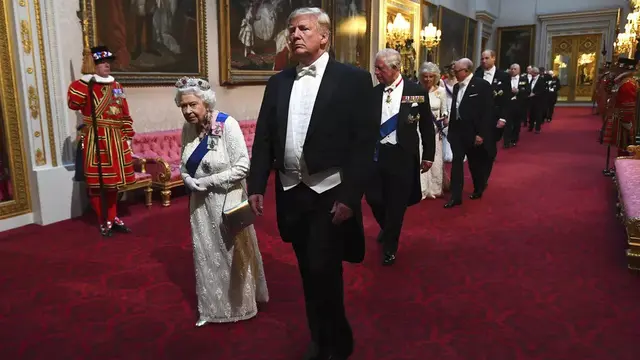 Presiden AS, Donald Trump bersama Pemimpin Monarki Britania Raya dan Persemakmuran, Ratu Elizabeth II memimpin delegasi jamuan dan makan malam kenegaraan di Istana Buckingham (4/6/2019) (POOL / AP PHOTO)
