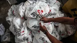 Sejumlah sembako murah disiapkan pada Pasar Murah Ramadan 2016 di kawasan Pasar Benhil, Jakarta, Minggu (5/6/2016). Pasar Murah Ramadan 2016 berlangsung dari 31 Mei hingga 5 Juli mendatang. Liputan6.com/Faizal Fanani)