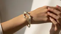 8 Model Gelang Emas Cuff Sculptural Desain Abstrak 2025, Elegan untuk Penampilan Wanita