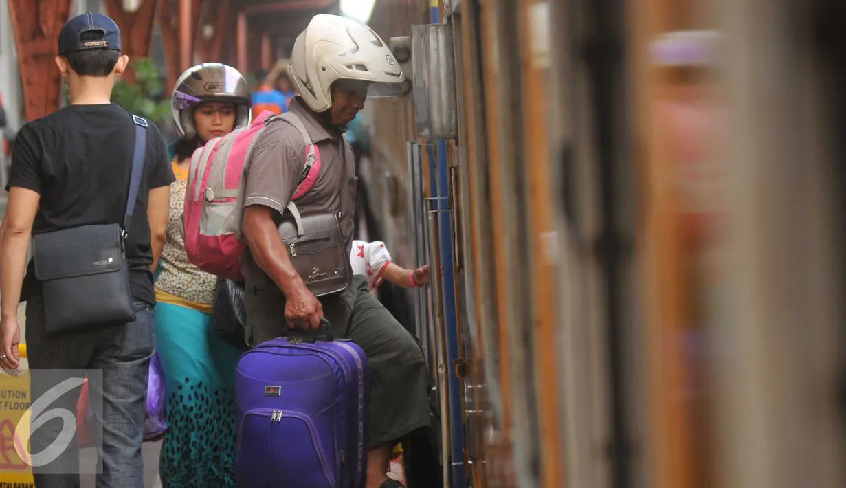 Pemudik bersama keluarga ikut mudik gratis sepeda motor dengan kereta api di Stasiun Senen, Jakarta, Rabu (29/6). (Liputan6.com/Gempur M Surya)