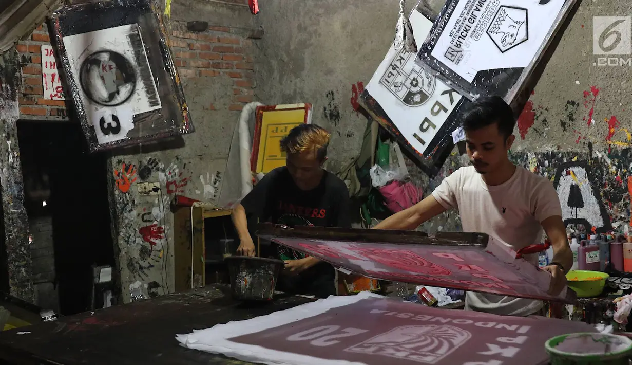 Pekerja menyelesaikan pembuatan atribut partai di Jakarta, Senin (15/10). Dalam sehari, pekerja di pabrik konveksi tersebut bisa memproduksi hingga 2.000 potong atribut partai, mulai dari kaos, bendera, dan topi. (Liputan6.com/Immanuel Antonius)