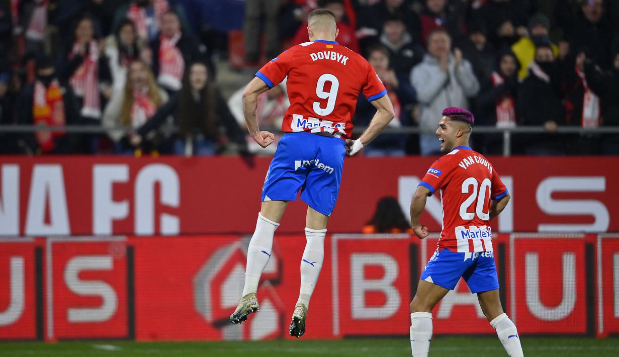 Selebrasi striker Girona, Artem Dovbyk (kiri) setelah mencetak gol pertama timnya ke gawang Alaves pada laga pekan ke-17 Liga Spanyol 2023/2024 di Montilivi Stadium, Girona, Selasa (19/12/2023) dini hari WIB. (AFP/Pau Barrena)