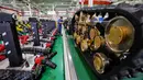 Pekerja melakukan awakutu (debug) pada robot khusus di sebuah bengkel kerja di Zona Pengembangan Industri Teknologi Tinggi Tangshan di Tangshan, Provinsi Hebei, China utara (17/7/2020). (Xinhua/Mu Yu)
