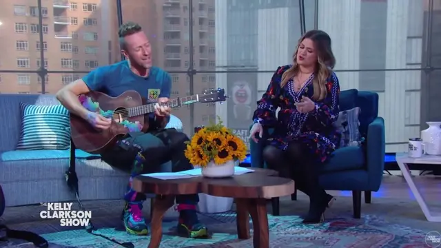 Chris Martin menyanyikan My Universe dalam The Kelly Clarkson Show. (Tangkapan layar YouTube/ The Kelly Clarkson Show)