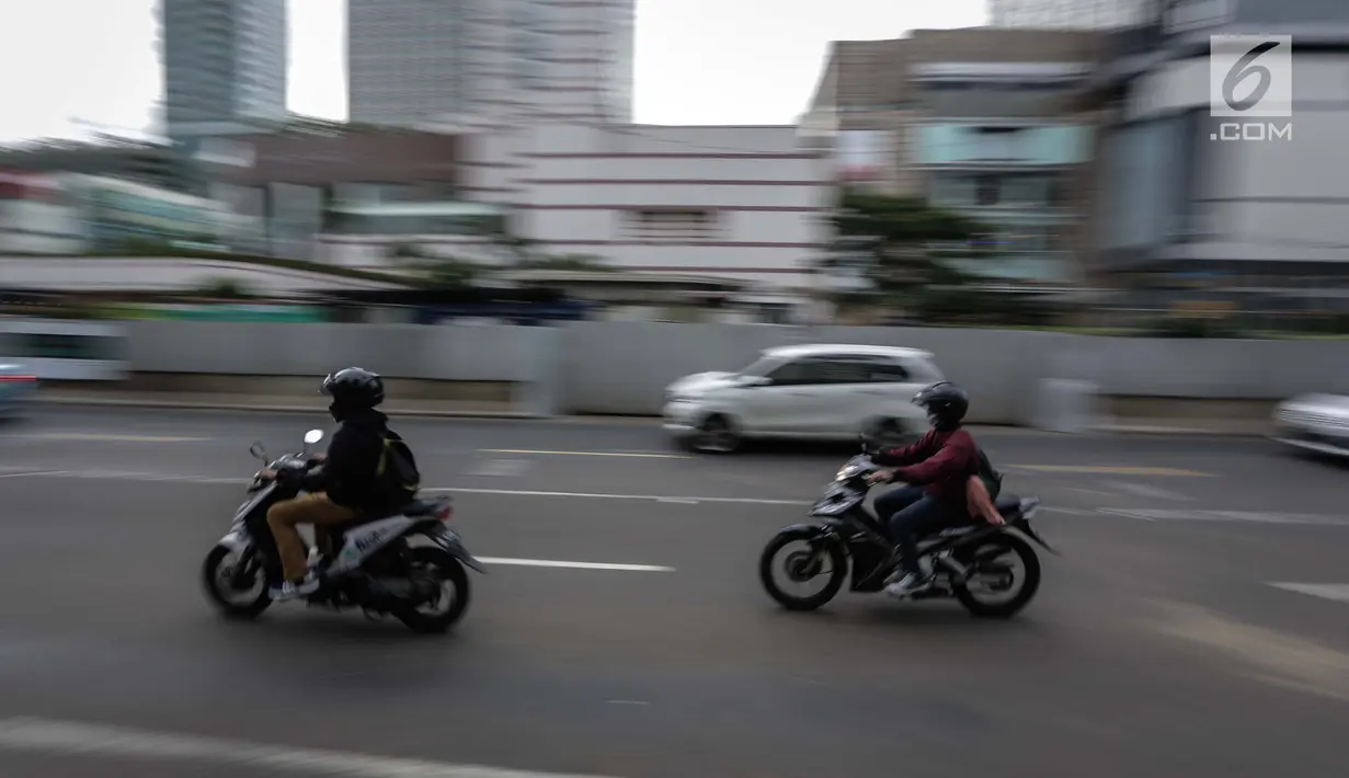 Pengendara sepeda motor melintasi Jalan MH Thamrin, Jakarta, Kamis (11/1). Pemprov DKI Jakarta tengah mengkaji kebijakan ganjil-genap untuk kendaraan roda dua melintasi Jalan MH Thamrin. (Liputan6.com/Faizal Fanani)