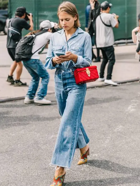 Denim on denim juga bisa menjadi pendekatan yang menarik saat kamu mengenakan kulot jeans. Padukan dengan kemeja denim dan kamu telah memiliki tampilan yang sempurna. Foto: whowhatwear.