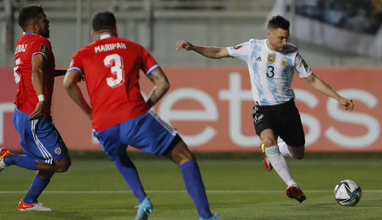 Pemain Argentina Nicolas Tagliafico (kanan) berebut bola dengan pemain Chile Paulo Diaz (kiri) pada pertandingan sepak bola Kualifikasi Piala Dunia 2022 di Stadion Zorros del Desierto, Calama, Chile, 27 Januari 2022. Argentina menang 2-1. (Javier Torres/POOL/AFP)
