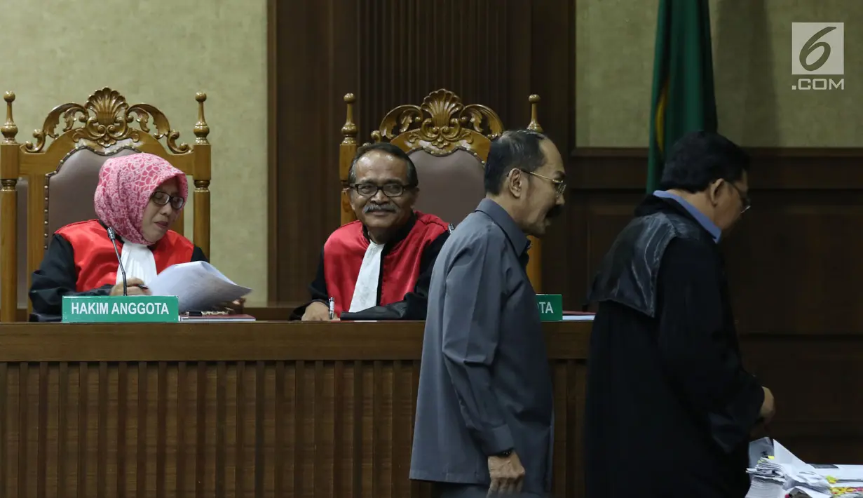Terdakwa dugaan merintangi penyidikan korupsi e-KTP, Fredrich Yunadi (ketiga kiri) bersama penasehat hukumnya usai menghadap majelis hakim saat sidang lanjutan di Pengadilan Tipikor, Jakarta, Senin (30/4). (Liputan6.com/Helmi Fithriansyah)