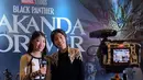 Outfit khusus yang dipersiapkan Mischa dan Devon lainnya adalah saat nonton premiere Black Panther: Wakanda Forever yang merangkul gaya para cast  Letitia Wright dan mending Chadwick Boseman [@mischkadevon]