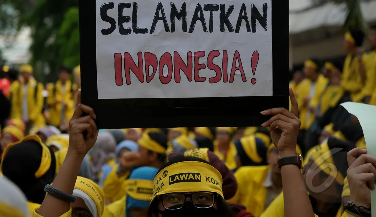 Ratusan mahasiswa UI menggelar aksi di kampus UI Salemba, Jakarta, Jumat (20/3/2015). Mereka mengultimatum dan mengumpulkan surat untuk Presiden Jokowi. (Liputan6.com/Johan Tallo) 