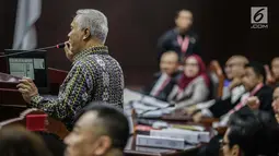 Pakar IT Profesor Marsudi Wahyu Kisworo memberi keterangan dalam sidang sengketa Pilpres 2019 di Gedung MK, Jakarta, Kamis (20/6/2019). Namun, untuk website Situng, Marsudi mengatakan, bisa saja disusupi hingga diretas namun hal itu tak berdampak. (Liputan6.com/Faizal Fanani)