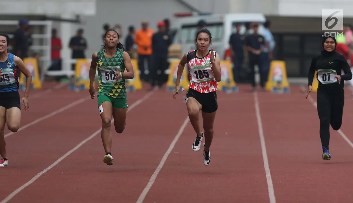 Atlet asal DKI Jakarta, Jeany Nurainy (kedua kanan) saat berlaga di kelas lari 100 meter putri U-20 Kejurnas Atletik U18, U20 dan Senior 2019 di Stadion Pakansari, Kab Bogor, Jumat (2/8/2019). Jeany Nurainy meraih posisi pertama dengan catatan waktu 12,15 detik. (Liputan6.com/Helmi Fithriansyah)