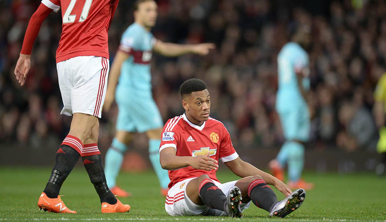 Striker MU, Anthony Martial, terjatuh saat laga Liga Premier Inggris melawan West Ham di Stadion Old Trafford, Inggris, Sabtu (5/12/2015). (AFP Photo/Oli Scarff)