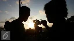 Mahasiswa mempersiapkan teleskop untuk melihat hilal di Parang Tritis, Yogyakarta, Kamis (1/9). Selain melakukan pengamatan penentuan ruhiyat hilal untuk penetapan 1 Dzulhijah, mereka juga hendak melihat gerhana matahari cincin.(Liputan6.com/Boy Harjanto)