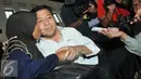 Ketua DPR Setya Novanto berdialog dengan seorang calon penumpang di Stasiun Senen, Jakarta, Selasa (7/7/2015). Kunjungan itu dilakukan untuk meninjau kesiapan transportasi kereta api pada arus mudik jelang Lebaran. (Liputan6.com/Herman Zakharia)