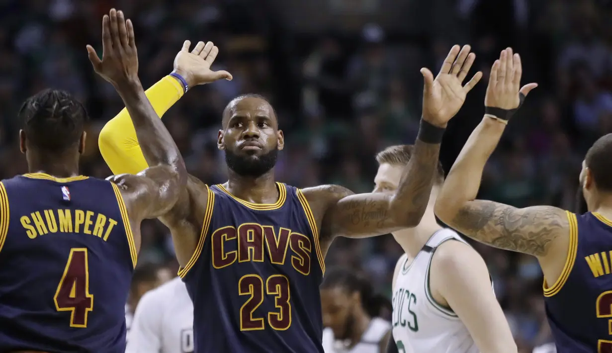 LeBron James memberikan merayakan kemenangan bersama rekan-rekannya pada NBA basketball Eastern Conference final Wilayah Timur di TD Garden, Boston (19/5/2017). Cavs menang 130-86. (AP/Elise Amendola)