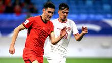 Pemain Timnas Indonesia, Shayne Pattynama (kanan) berebut bola dengan pemain China, Behram Abduweli saat laga lanjutan putaran ketiga Grup C Kualifikasi Piala Dunia 2026 di Qingdao Youth Stadium, Qingdao, China, Selasa (15/10/2024). (AFP)