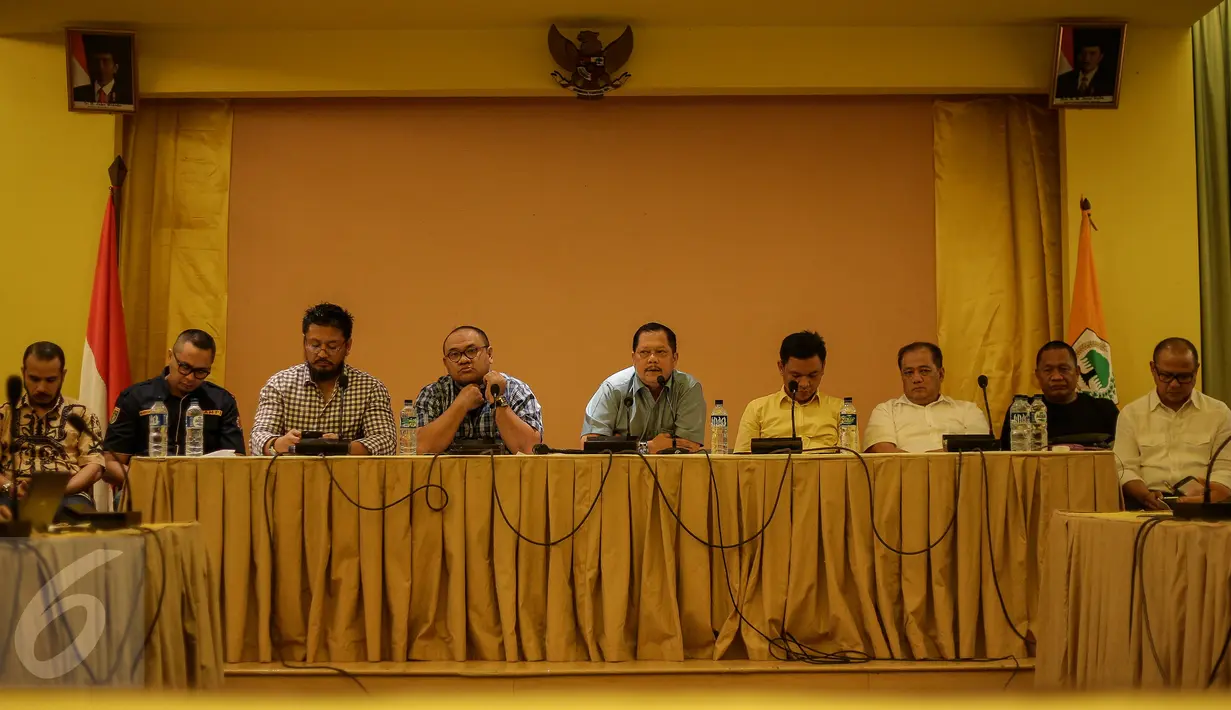 Forum DPD Partai Golkar saat menggelar konferensi pers di Kantor DPP Pusat Golkar Jakarta, Minggu (8/11). Forum Silaturahmi DPD Golkar mendesak pelaksanaan Rapimnas Partai Golkar untuk penentuan pelaksanaan Munas Partai Golkar (Liputan6.com/Faizal Fanani)