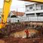 Pekerja menyelesaikan proyek tahap awal galian sodetan Kali Ciliwung di kawasan Otista, Jakarta, Kamis (10/7/14). (Liputan6.com/Faizal Fanani)