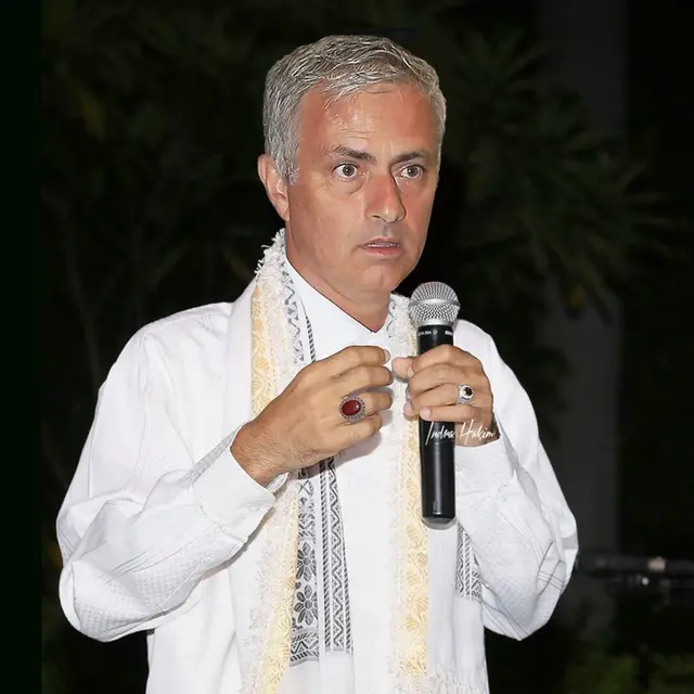 6 Editan Foto Pelatih Bola Dunia Saat Halal Bihalal di Kampung Ini Kocak