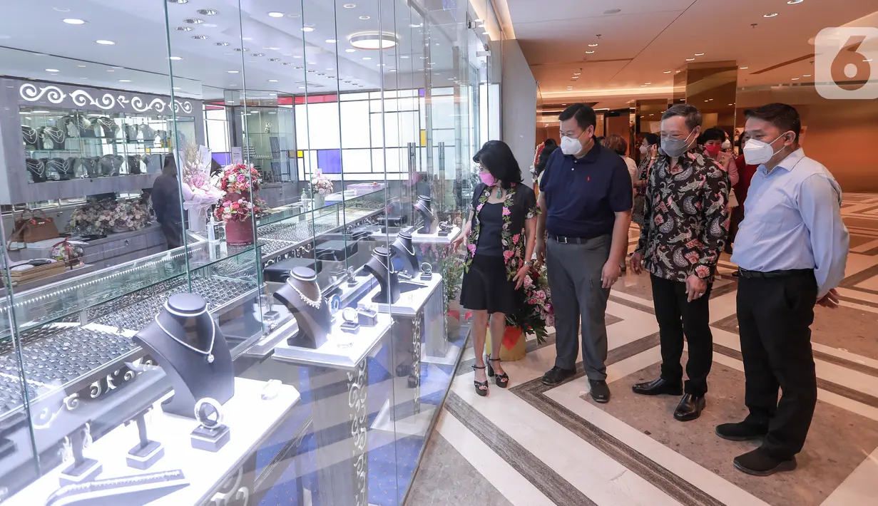 Owner Toko New Jewellery Center Gajah Mada Plaza (GMP) Melisa Tandiyo, CEO Lippo Malls Indonesia (LMI) Henry Riady, Owner Toko New Jewellery Center GMP Mintardjo Wibowo dan COO LMI Eddy Mumin meninjau pembukaan New Jewellery Center di Gajah Mada Plaza, Jakarta, Senin (18/04/2022). (Liputan6.com)