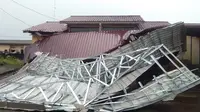 Di kawasan Kompleks Grand Residence 3, Jalan HM Puna Sembiring, Deli Serdang, hujan deras disertai angin kencang menyebabkan atap rumah milik warga bernama Luqman Saksono terbang hingga kurang lebih 100 meter