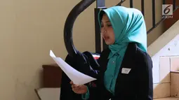 Peserta audisi lomba news presenter Emtek Goes to Campus 2018 berlatih di Gedung 4 Universitas Padjajdaran, Bandung, Selasa (4/12). EGTC Bandung 2018 berlangsung hingga 6 Desember dan diisi beragam materi. (Liputan6.com/Helmi Fithriansyah)
