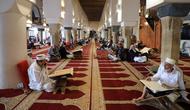 Umat Muslim berkumpul untuk membaca Al-qur'an pada hari pertama bulan suci Ramadhan di Masjid Al-Kabir di kota tua Sanaa, ibu kota Yaman, 2 April 2022. Pada bulan Ramadhan umat muslim memanfaatkan waktu untuk memperbanyak ibadah dengan membaca Al Quran. (MOHAMMED HUWAIS/AFP)