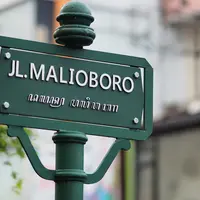 Ilustrasi Jalan Malioboro, Yogyakarta. (Photo by Agto Nugroho on Unsplash)