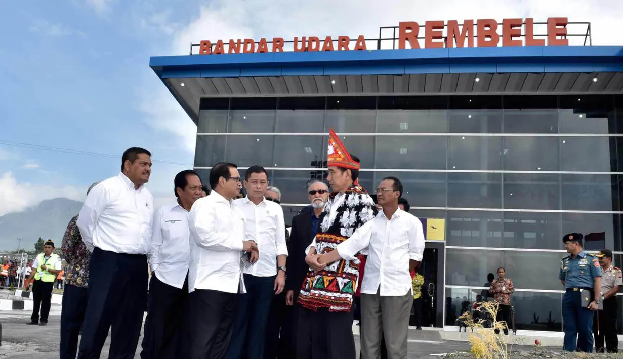 Presiden Jokowi berbincang dengan Seskab Pramono Anung dan Menhub Ignasius Jonan di depan Bandara Rembele, di Kabupaten Bener Meriah, Provinsi Aceh, Rabu (2/3). Kedatangan Presiden dan rombongan untuk meresmikan Bandara Rembele. (Foto : Setpres)