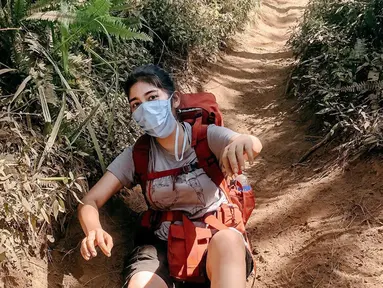 Aktris cantik Debi Sagita kerap mengunggah momen saat ia mendaki gunung. Gaya penampilannya saat mendaki pun sangat simpel. Seperti saat di gunung Slamet, ia hanya memakai kaus, celana pendek, membawa tas dan tentunya memakai masker. (Liputan6.com/IG/@debisagita)