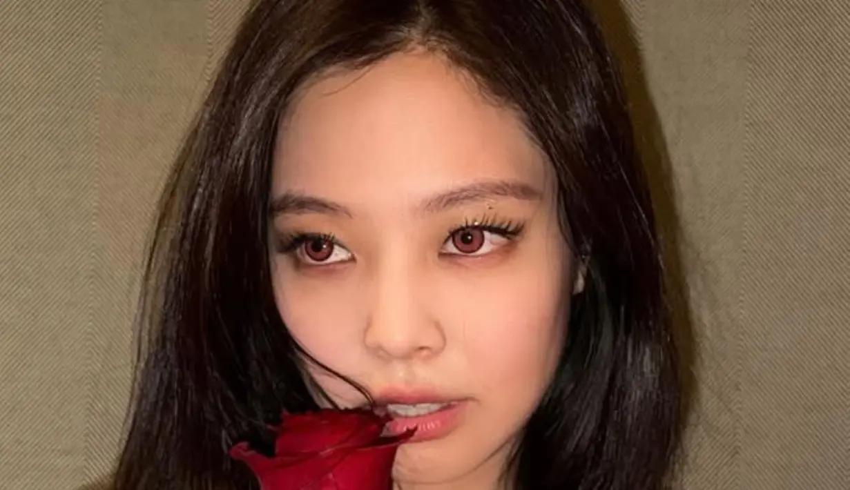 Wajahnya pun dipulas cukup dengan blush on pink tipis serasi dengan lipstik warna senada. Makeupnya membuat efek pucat dracula. [@jennierubyjane]