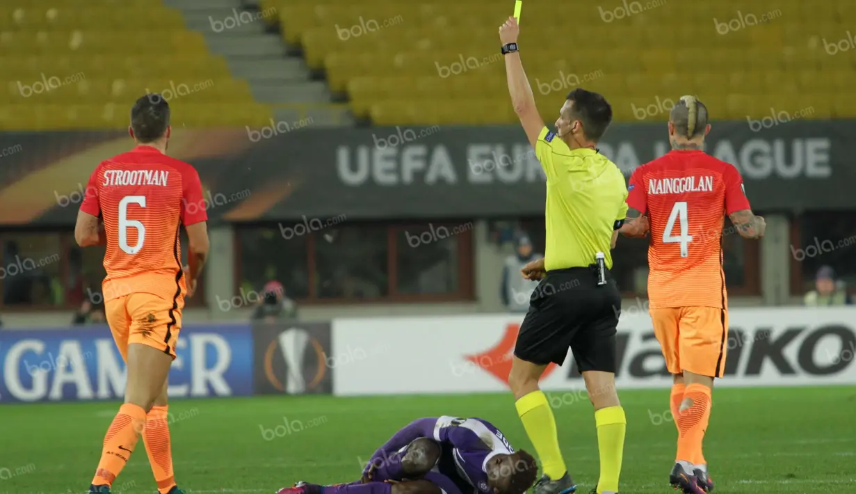 Permainan keras dari kedua tim memaksa wasit asal Spanyol, Javier Estrada, mengeluarkan 6 kartu kuning. Salah satunya untuk pemain AS Roma, Kevin Strootman. (Bola.com/Reza Khomaini)
