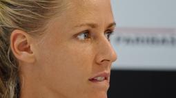 Memiliki paras cantik khas wanita-wanita Rusia membuat Elena Dementieva kerap menjadi pusat perhatian. (AFP/Andreas Solaro)