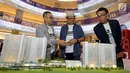 Dirut PT Adhi Commuter Properti (ACP), Amrozi Hamidi, Komisaris Utama PT. ACP Pundjung Setia Brata dan Manager Pemasaran PT ACP, Djoko Santoso berbincang saat melihat maket plan pada pameran properti LRT City Expo di Jakarta, Sabtu (21/7). (Liputan6.com)