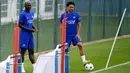 Pemain Paris Saint-Germain Danilo Pereira (kiri) dan Marquinhos saat sesi latihan di tempat latihan klub di Saint-Germain-en-Laye, Prancis, Selasa (13/9/2022). Paris Saint-Germain (PSG) akan melawan Maccabi Haifa pada pertandingan sepak bola putaran pertama Grup H Liga Champions. (FRANCK FIFE/AFP)