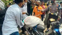 Pelaku Memeragakan Menaruh Mayat Istri Dalam Karung Ke Atas Motor. (Selasa, 02/08/2022). (Yandhi Deslatama/Liputan6.com).
