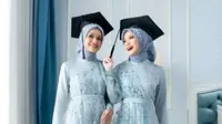 6 Inspirasi Gamis Brokat Wisuda 2025, Tampil Anggun dan Sempurna dengan Toga