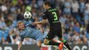 Gelandang Manchester City, Kevin De Bruyne, berebut bola dengan bek Borussia M'Gladbach, Andreas Christensen. The Citizens lebih menguasai jalannya laga, dengan catatan penguasaan bola mencapai 61 persen. (Reuters/Carl Recine)