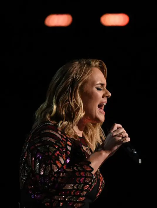 Dalam foto itu Adele mengenakan cardigan berwarna pink dengan gaya rambut yang dibuat lebih berantakan dari biasanya. Ia pun menuliskan keterangan foto dengan mengucapkan terima kasih kepada fansnya. (AFP/Bintang.com)