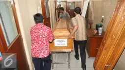 Petugas membawa jenazah terpidana mati kasus penyalahgunaan narkoba Seck Osmanu di Rumah Sakit Saint Carolus, Jakarta, Jumat (29/7). Seck Osmanu merupakan 1 dari 4 nama terpidana yang dieksekusi di Lapas Nusakambangan. (Liputan6.com/Immanuel Antonius)