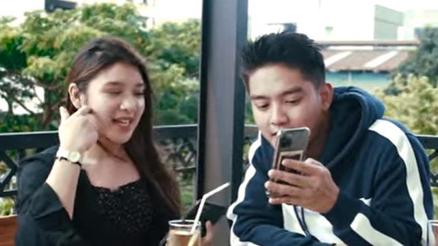 Tiara Andini dan Boy William terlibat pertukaran handphone untuk sama-sama melihat isi fitur Direct Message (DM) akun Instagram masing-masing. (YouTube/ TiaraAndini)