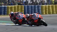 Dua pembalap Ducati, Andrea Dovizioso (kiri) dan Jorge Lorenzo (kanan) saat bersaing pada MotoGP Prancis 2018. (Twitter/Ducati Motor)