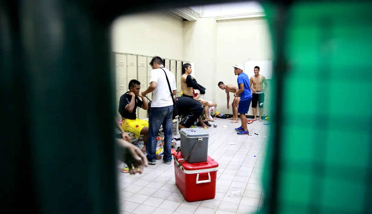 Tim Sriwijaya FC merayakan kemenangan diloker room usai mengalahkan Arema Cronus di Stadion Manahan, Solo, Minggu (11/10/2015). (Bola.com/NIcklas Hanoatubun)