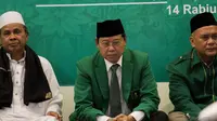 Ketum PPP versi Muktamar Jakarta, Djan Faridz (tengah) didampingi kader partai menghadiri acara Puncak Harlah PPP ke-42 di Kantor DPP PPP, Jakarta, Senin (5/1/2015). (Liputan6.com/Faizal Fanani)