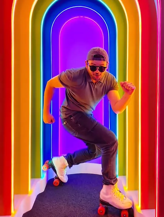 Lagu baru yang sebentar lagi ia keluarkan pun berjudul Tiada Mungkin Lagi. Lagu tersebut pun akan menjadi lagu dalam FTV Dua Hati Satu Irama yang tayang di Indosiar. (Liputan6.com/IG/@ridho_rhoma)