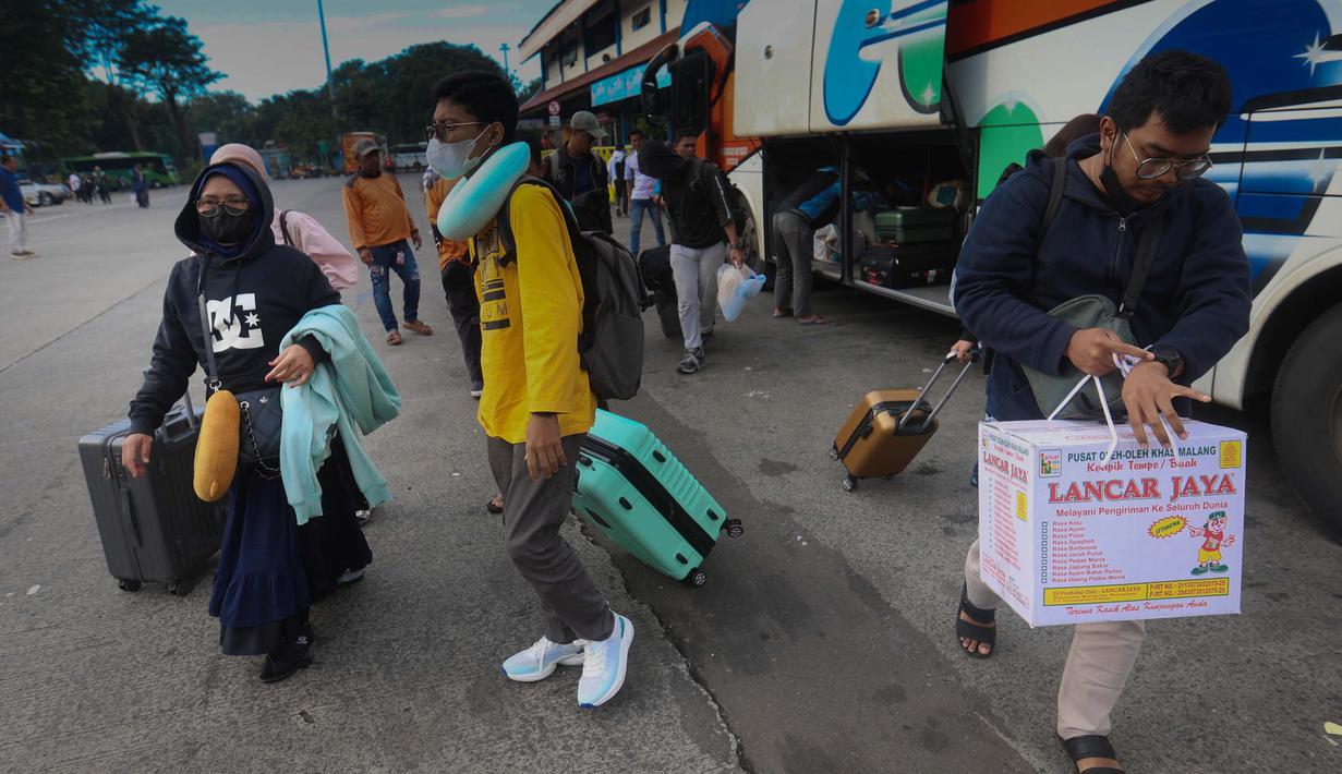 Hingga, Rabu 25 Maret 2026, gelombang arus balik Idulfitri 2026 terus terlihat di Terminal Kampung Rambutan, Jakarta Timur. Tampak dalam foto, penumpang bus Antar Kota Antar Provinsi (AKAP) saat tiba di Terminal Kampung Rambutan, Jakarta Timur, Rabu (25/3/2026). (Kapanlagi.com/Budy Santoso)